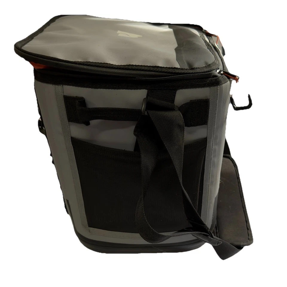 Enfriador de camping High Sierra con correa de transporte y asas Foto 3 de 4
