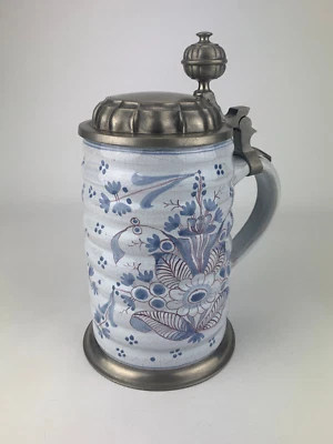 Antiker Fayence Walzenkrug Zinndeckel florale blaue Blumen Handbemalung Nachlass - Bild 1 von 4