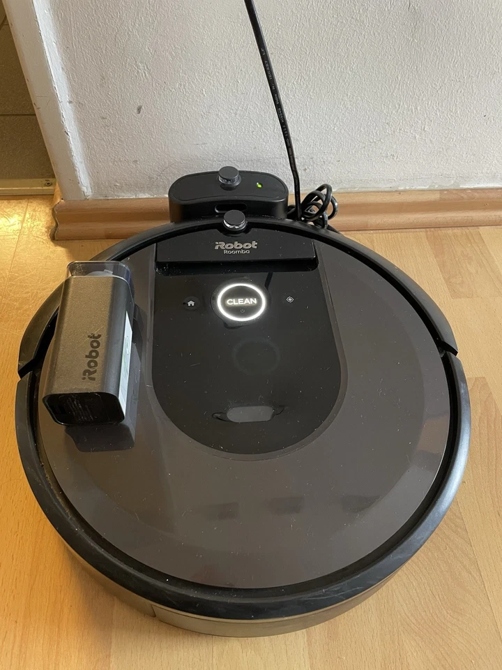 iRobot Roomba I7+ Roboter-Staubsauger Schwarz mit Ladestation