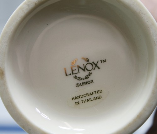 Jarrón de porcelana rosa en relieve marfil Lenox con ribete dorado 6" de alto - Imagen 6 de 6
