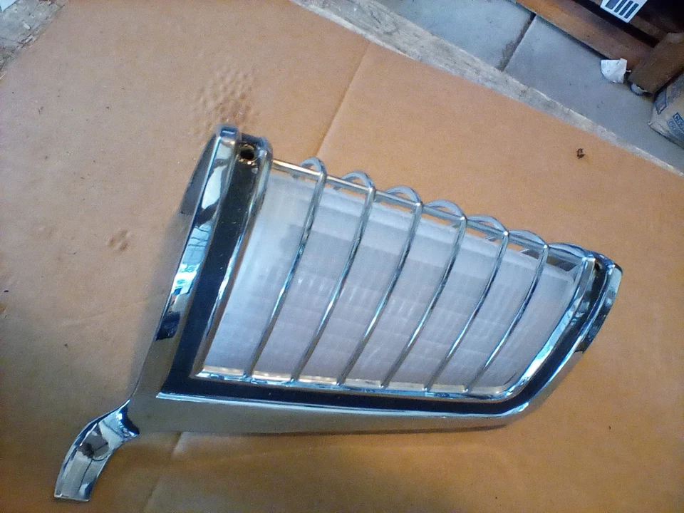 Lincoln Continental Mark IV 1973-76 lente de luz de estacionamiento derecha y bisel usado OEM Foto 4 de 4