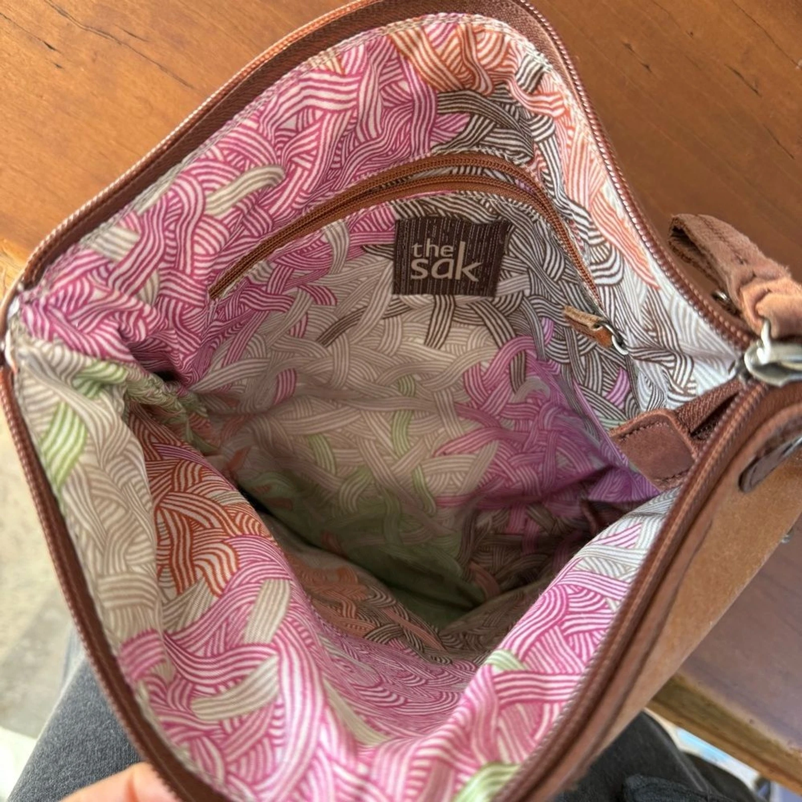 Borsa a tracolla The Sak in pelle rivettata oro argento