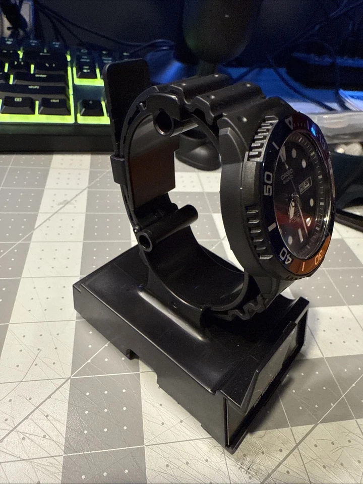 Casio MRW-230H Nuevo Reloj Estilo Buzo con Bisel Giratorio Rojo y Azul Foto 2 de 4