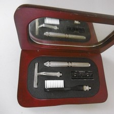 trousse avec rasoir et brosse a dent