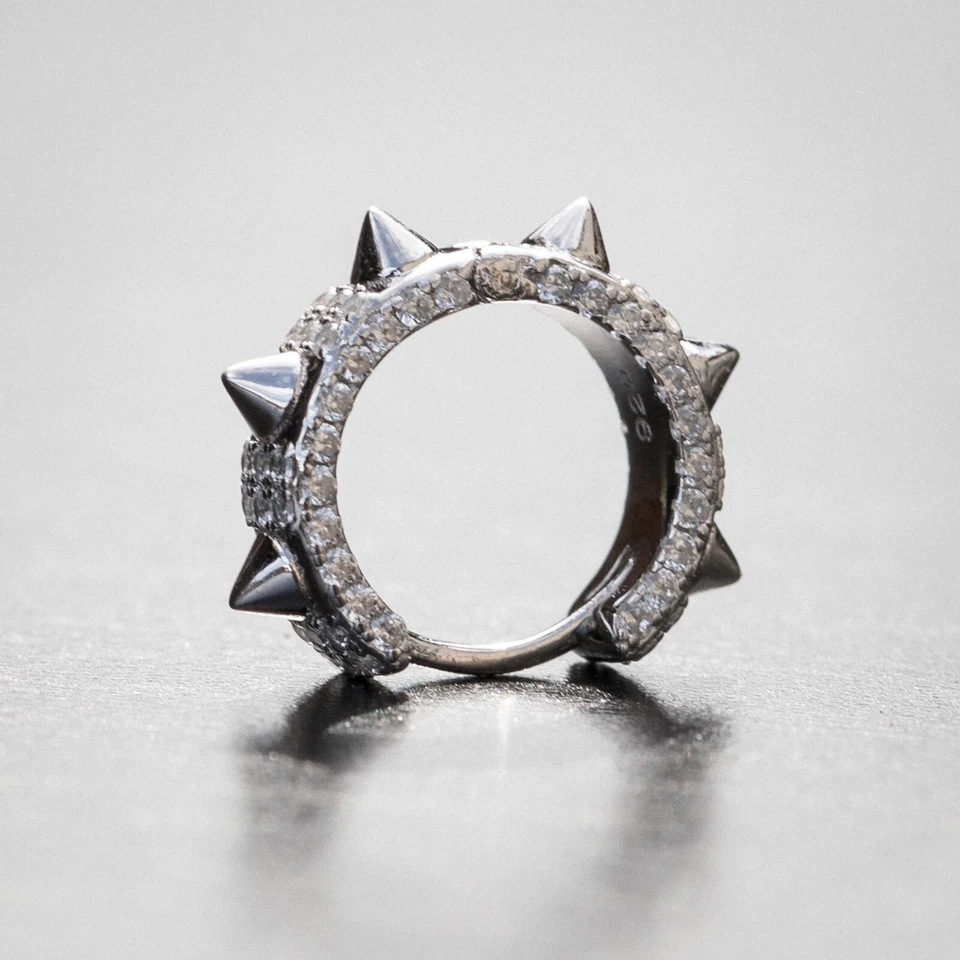 Pendientes de aro de espiga pequeña circonita cúbica de plata de ley 925 enchapados en oro blanco completamente helado Foto 3 de 4