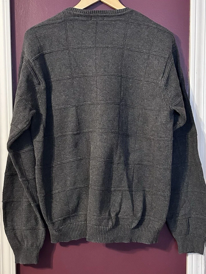 Suéter gris con cuello redondo talla grande Izod para hombre Foto 2 de 4