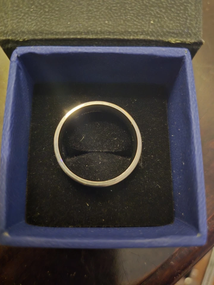 Anillo de boda de titanio para hombre  Foto 2 de 4