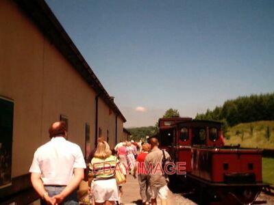 FOTO ANKUNFT AM PANT BAHNHOF ALLE AUGEN BEOBACHTEN DIE ANKUNFT EINES ZUGES IN PANT STA