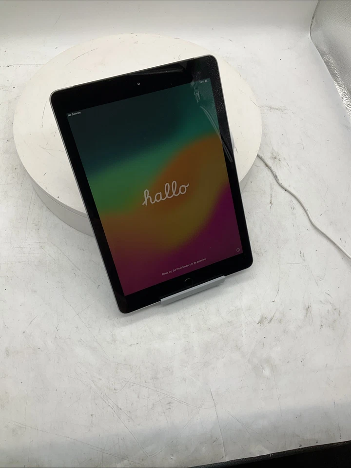 Apple iPad (6th Generation) A1954 32GB Good Condition | Gray | UNLOCKED - Image 2 of 4