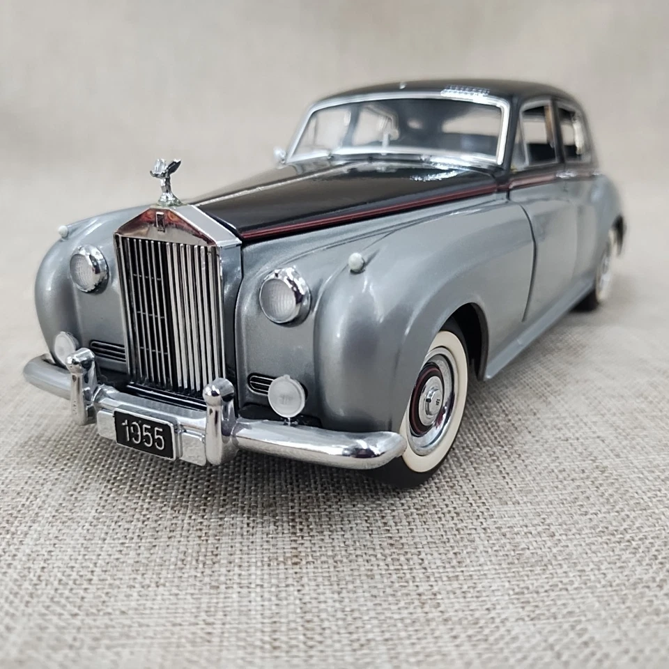 1:24 Franklin Mint Diecast Silver and Black 1955 Rolls Royce Silver Cloud I - Image 4 of 4