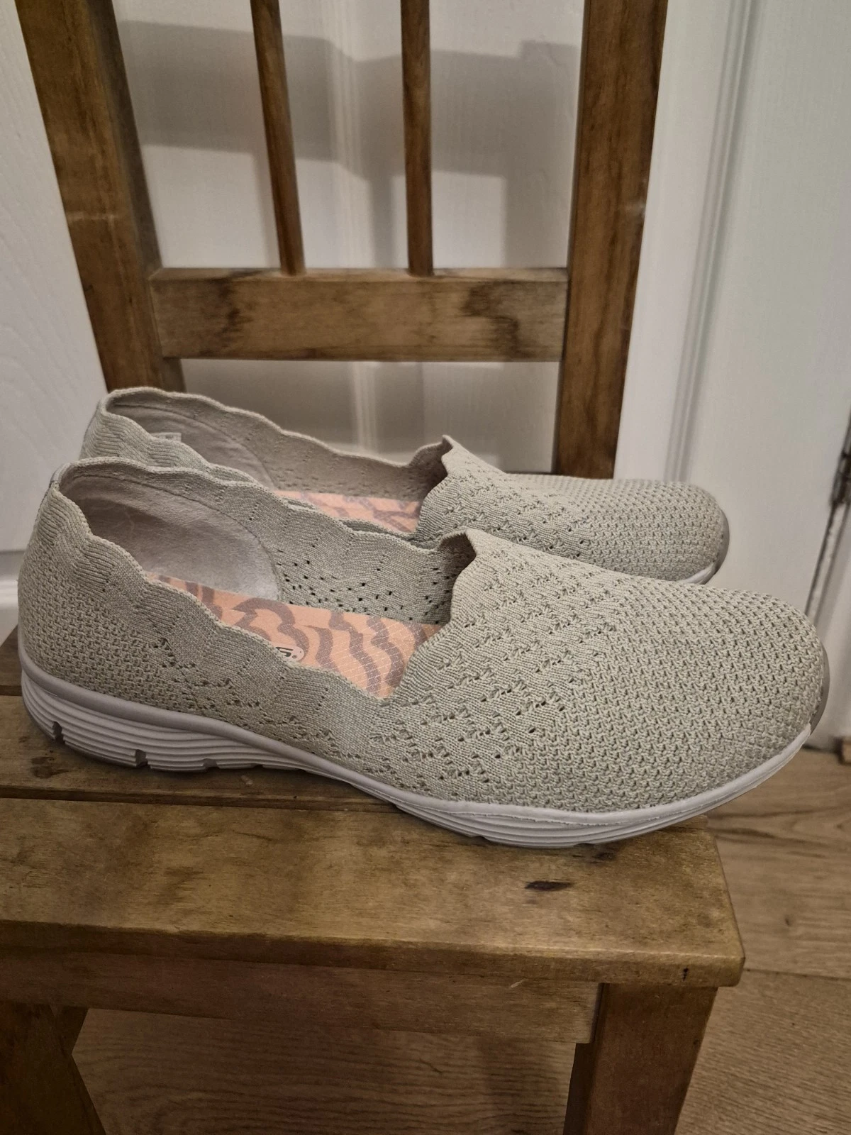 Skechers Seager Stat Taupe Knit Slip On Flat Relaxed Fit Memory Foam Shoe Size 6
Opens in a new wind