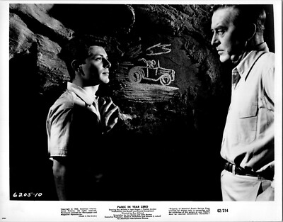 Studio Photo Ray Milland Frankie Avalon Panic In Year Zero 1962 Movie Scene Stil