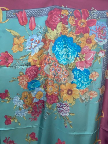GUCCI WUNDERSCHÖNES RIESIGES 54”x 53” SEIDE BLUMEN SCHAL TUCH HALSTUCH HUFEISENBESATZ - Bild 4 von 10
