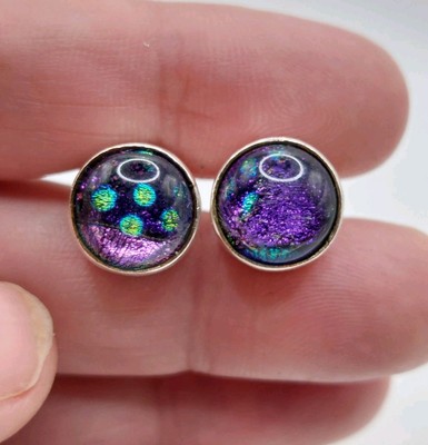Handwerkliche verschmolzene lila dichroitische Kunst Glas Sterlingsilber Ohrringe