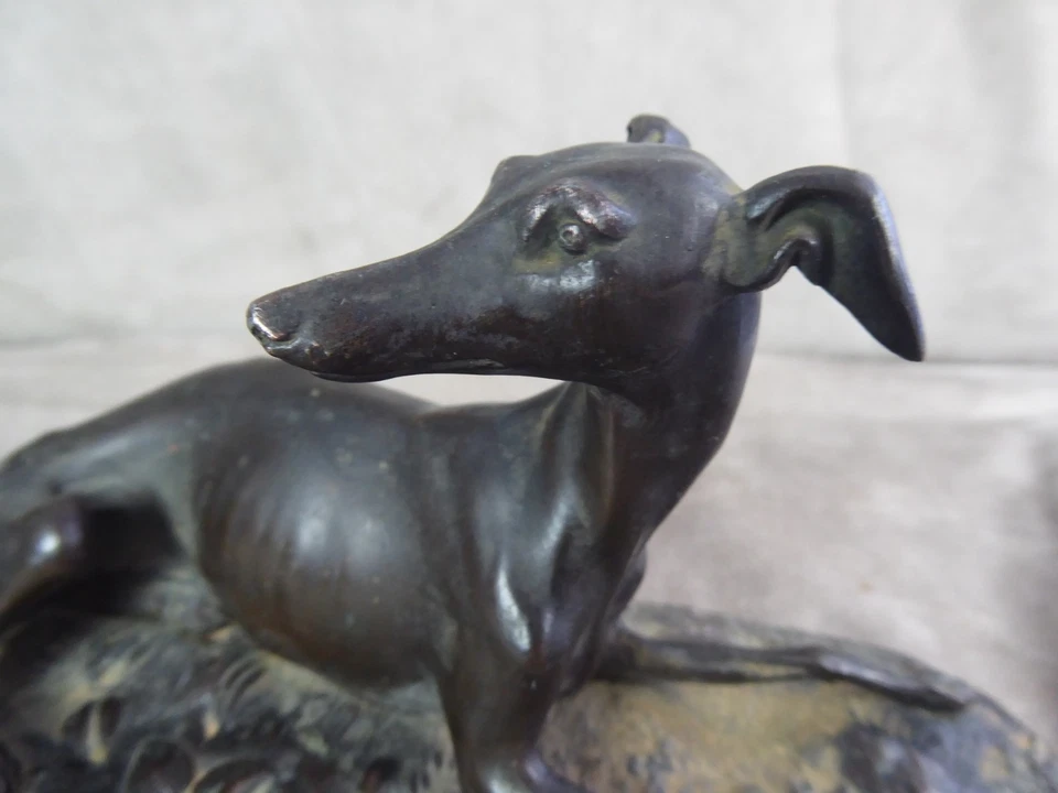 CHIEN LEVRIER, ancien, en régule. - Photo 3/4