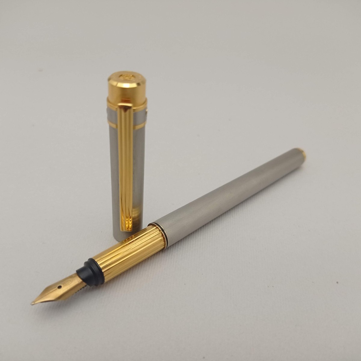 Cartier le Must Santos Satin Steel GT Fountain Pen 18k F Nib Cartier le Must Santos Satin Steel GT Fountain Pen 18k F Nib