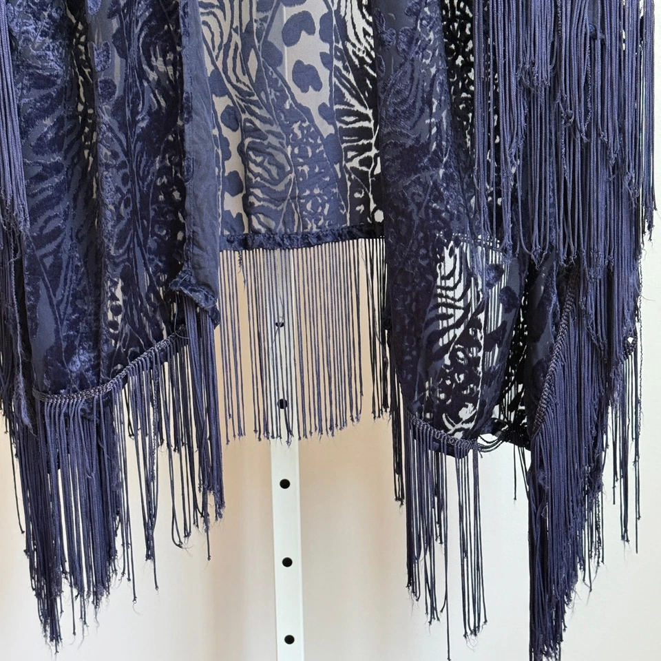 Top abierto con flecos kimono de terciopelo Burnout azul marino talla única BeBe Foto 3 de 4