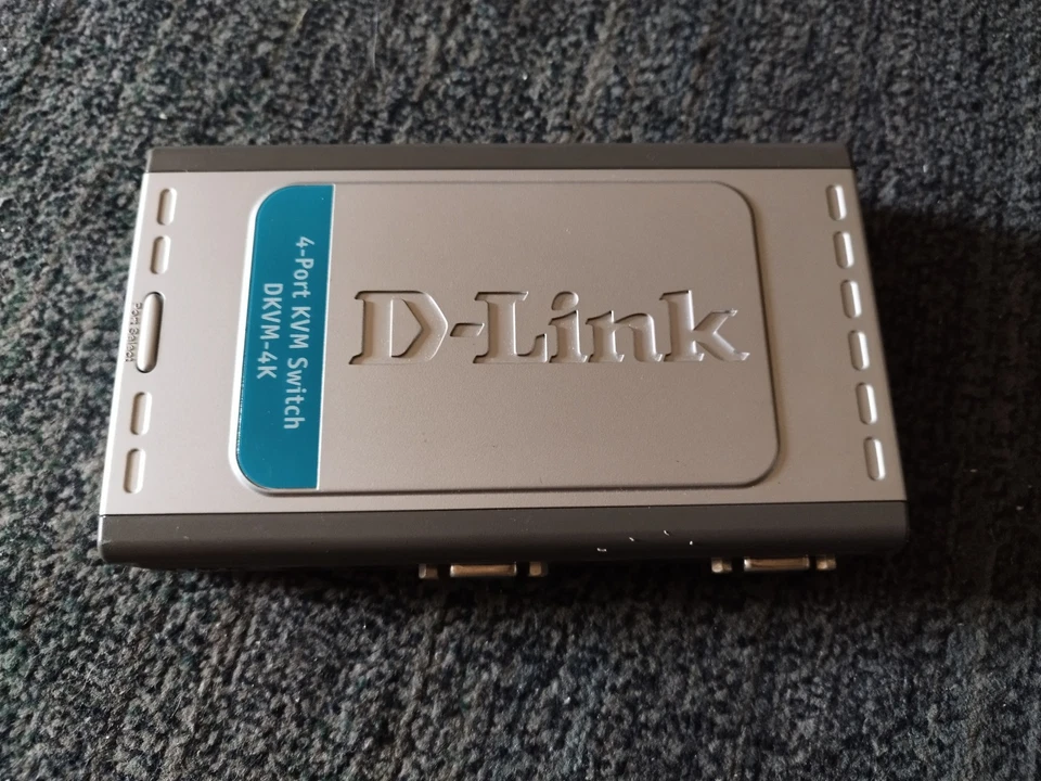 D-Link DKVM-4k 4-Port PS/2 VGA KVM Switch Complete with 4 Cable Assemblies - Immagine 2 di 4