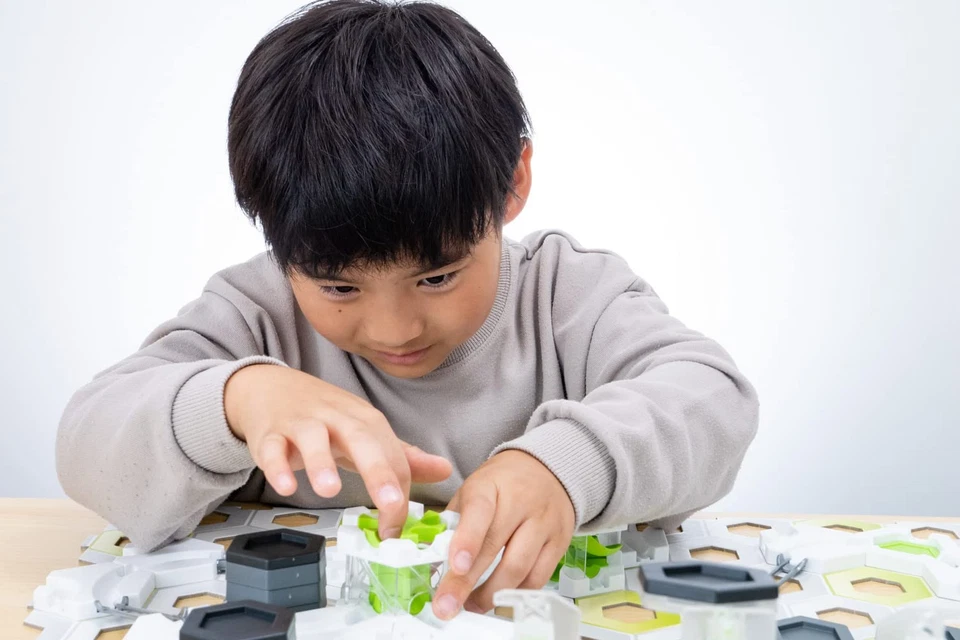 GraviTrax PRO Extreme Marble Run Set STEM Toy for Kids Aged 8 and Up 194 Pieces - Image 4 of 4