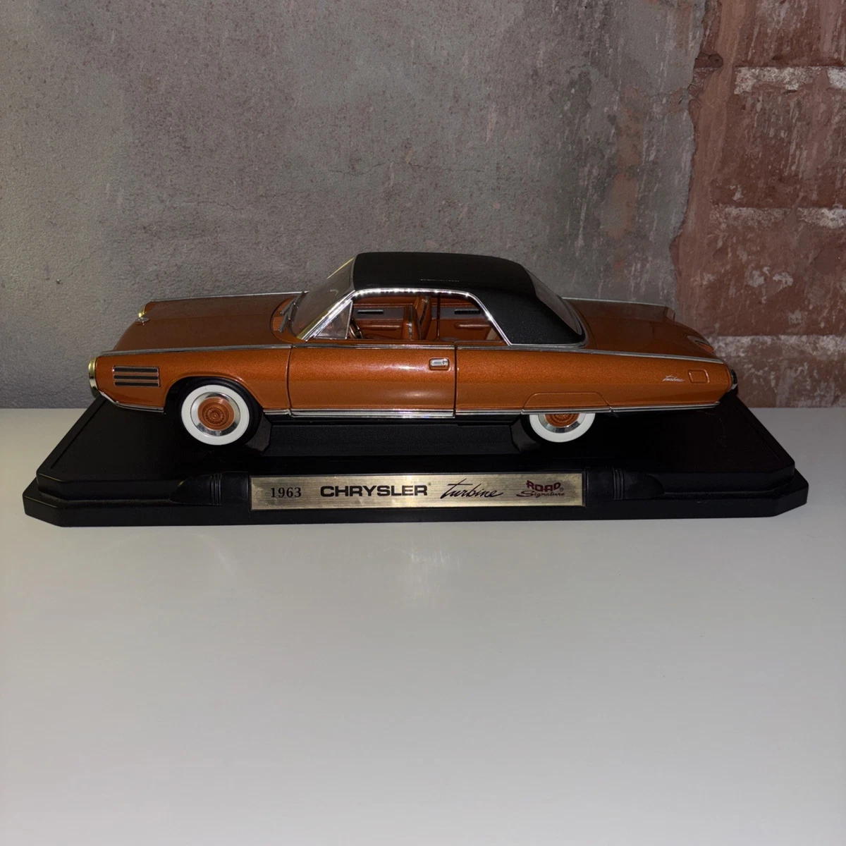 Road Signature Chrysler 1:18 Scale Diecast Cars, Trucks & Vans for