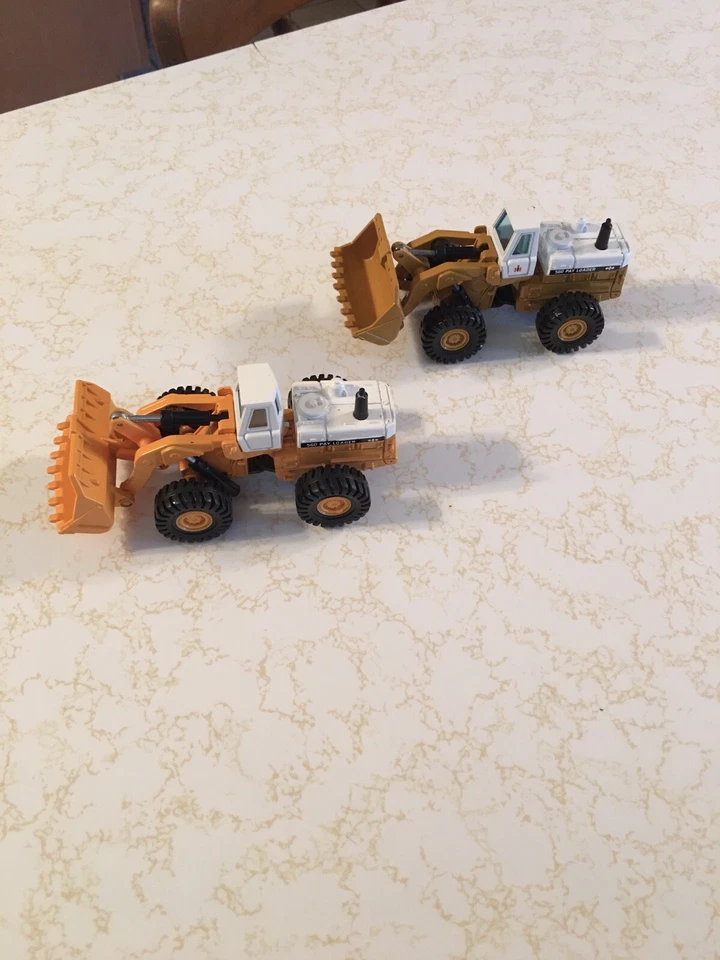 TOMICA , 1:80 , INTERNATIONAL 560 , WHEEL LOADERS , NO BOXES . - Image 4 of 4