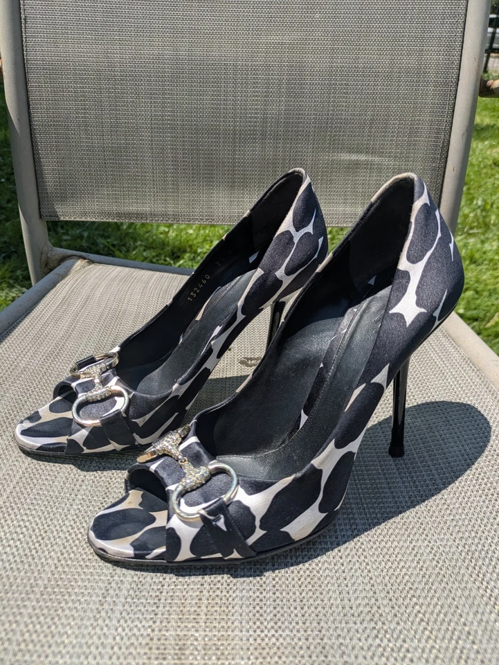 Tacones Gucci para mujer negros blancos con estampado de vaca con punta abierta talla 7,5 RTL $1300 Foto 3 de 4
