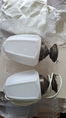 Paar Elegante Art Deco-Deckenlampen mit Opalglasschirm und brüniertem Messing - Bild 1 von 4