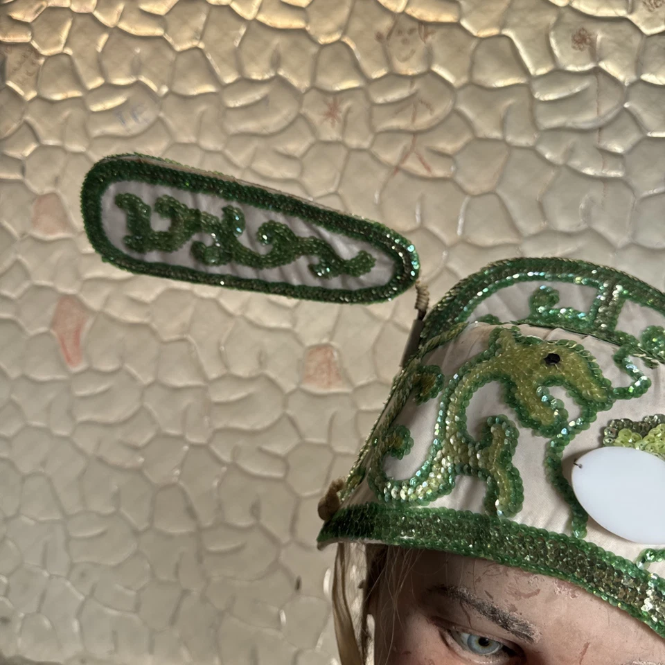 Sombrero de dragón de lentejuelas verdes vintage de los años 30 tocado bailarina corista decoración burlesca Foto 3 de 4