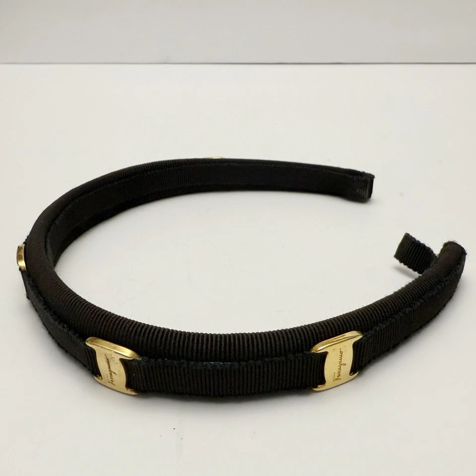 Diadema vintage Salvatore Ferragamo cinta de grosgrain negra logotipo dorado Foto 2 de 4