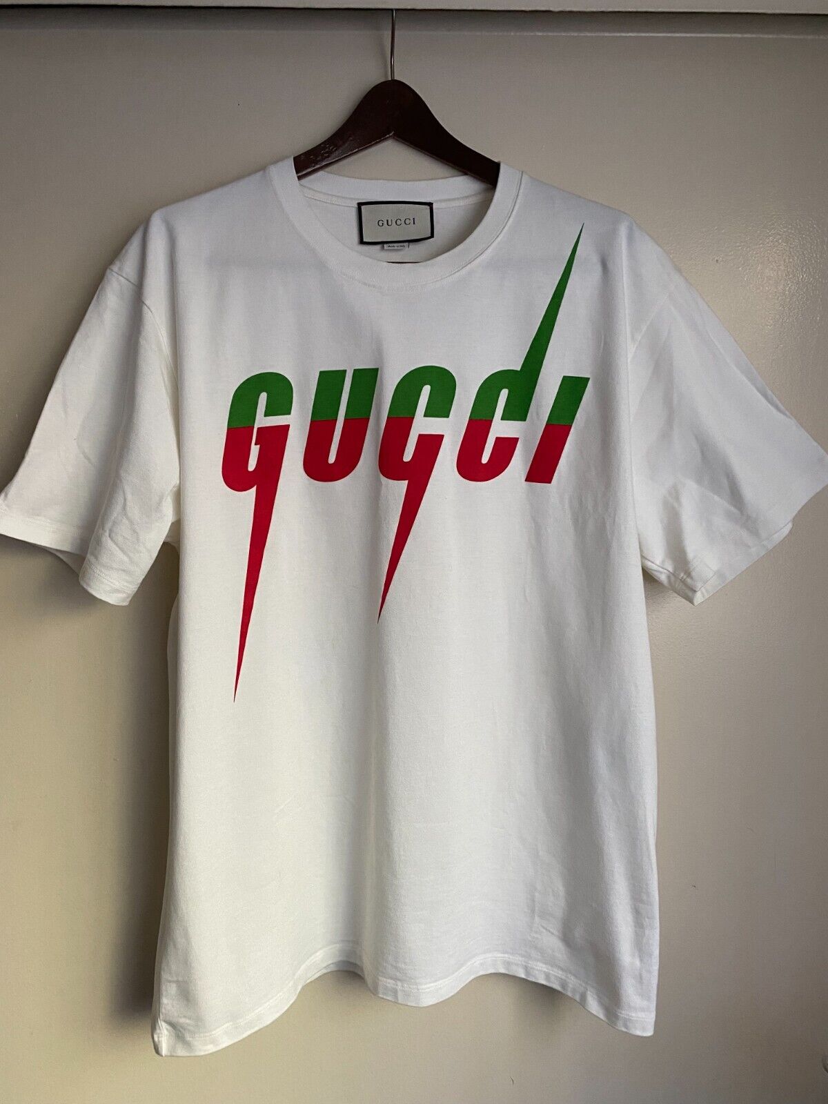 AUTHENTIC GUCCI RED/GREEN BLADE PRINTED LOGO WHITE T-SHIRT SIZE M