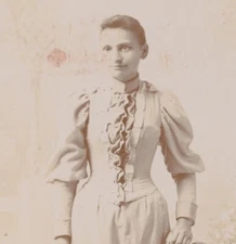 CABINET CARD PORTRAIT OF SMIRKING WOMAN IN RUFFLED DRESS - NEW BRITAIN, CT