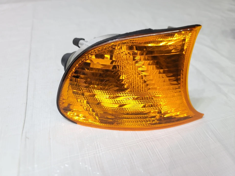 2003 BMW M3 Turn Signal Light Lamp Right Passenger Side OEM 0-311-329-012 Foto 2 de 4