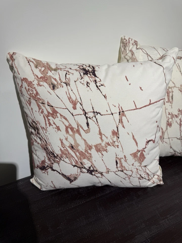 Juego de almohadas de diseño Ashley Furniture Mikiesha de (4) 20”x20” rosa/blanco ¡Nuevo! Foto 2 de 4