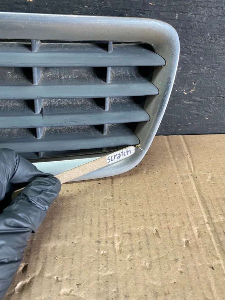 Grelha frontal superior Audi A4 2000 a 2002 fabricante de equipamento original P6104 DG - Imagem 4 de 4