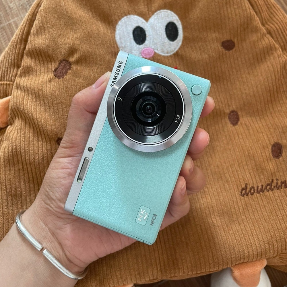 Samsung NX Mini 20.5MP Digital Camera w/ NX-M 9mm lens Tiltable