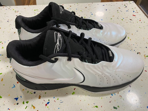 NIKE LEBRON 21 CONCHIOLIN HF5841-100 NÚMERO 52.5 NUEVAS A ESTRENAR