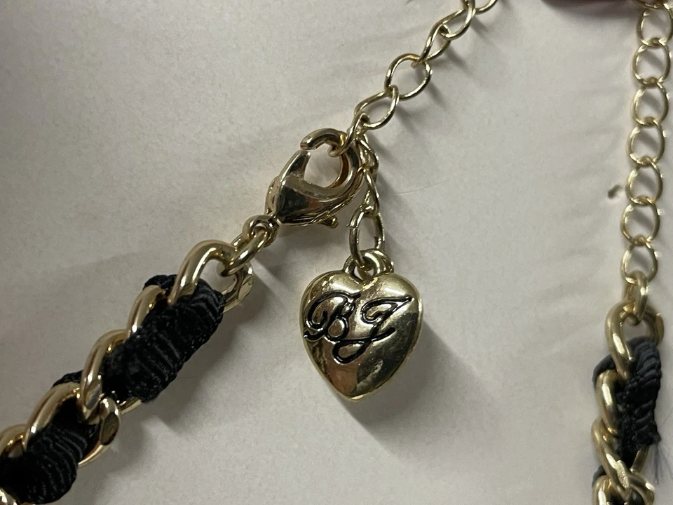 Collar Betsey Johnson Precioso Gato Negro Grande con Tutú Rosa e Incrustación de Cristal Foto 3 de 4