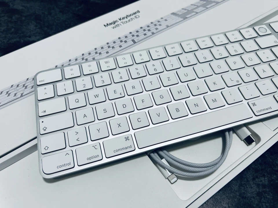 Apple Magic Keyboard mit Ziffernblock Touch ID neuwertig inkl. Ladekabel und OVP - Bild 3 von 4