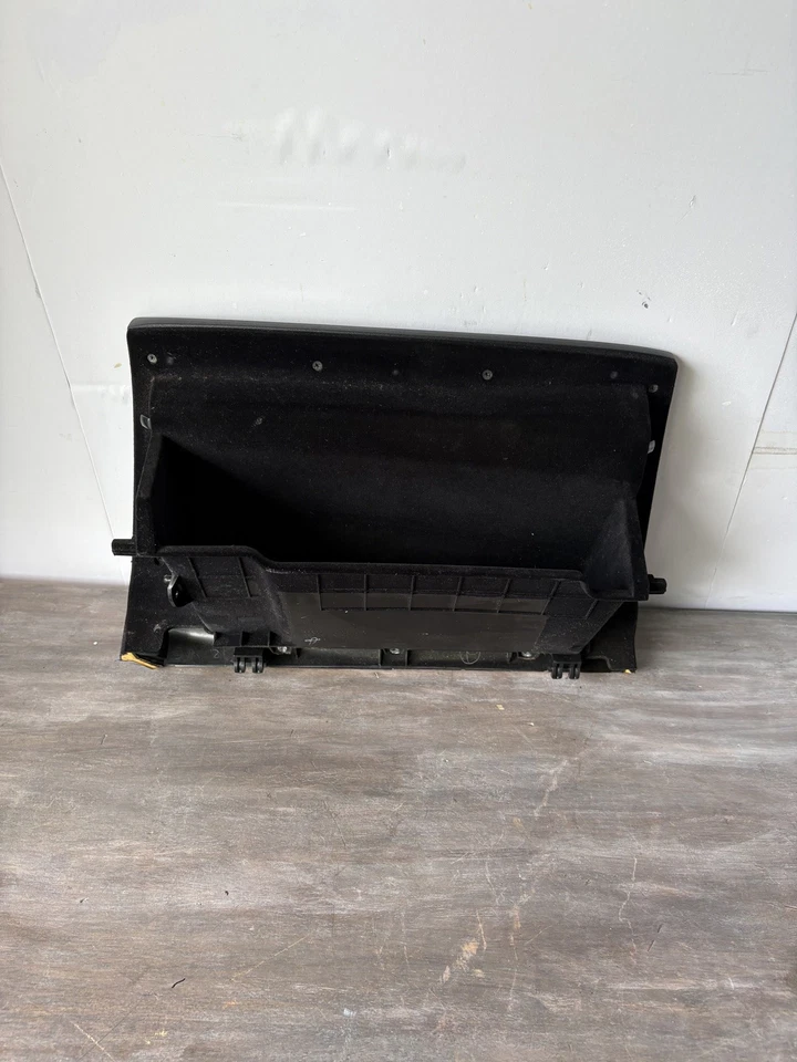 Guantera Infiniti Q50 2014 tablero compartimento de almacenamiento negro 681SAGF0A OEM Foto 3 de 4