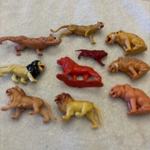  Vintage Toy Plastic Big Cat Figures