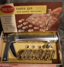 COOKIE GUN & PASTRY DECORATOR BY WEAR EVER VINTAGE COOKY GUN