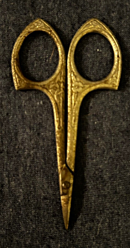Vintage Ornate Gold Tone Sewing Scissors Straight Cut Metal Alloy 4" or Less
