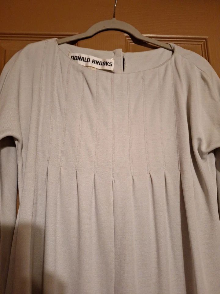 Vestido gris Donald Brooks vintage para mujer 10 mangas acampanadas plisadas con botones en la espalda Foto 4 de 4