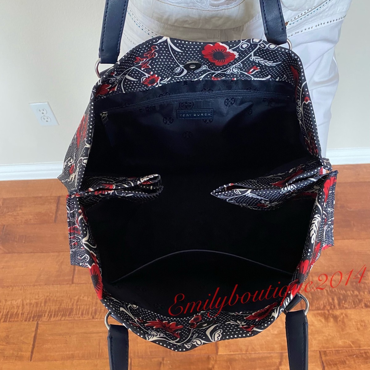 NWT Tory Burch 139366 Nylon Printed Tote Floral Navy Red NWT Tory Burch 139366 Nylon Printed Tote Floral Navy Red