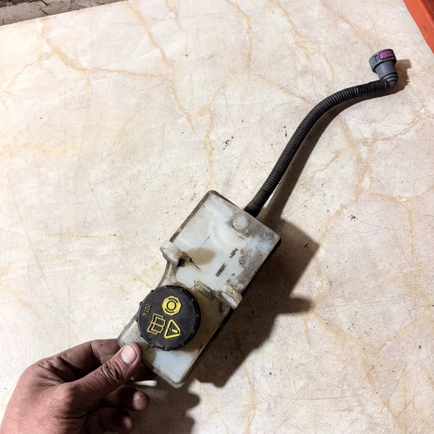 Brake fluid reservoir EV61-2K478-FA - photo 2