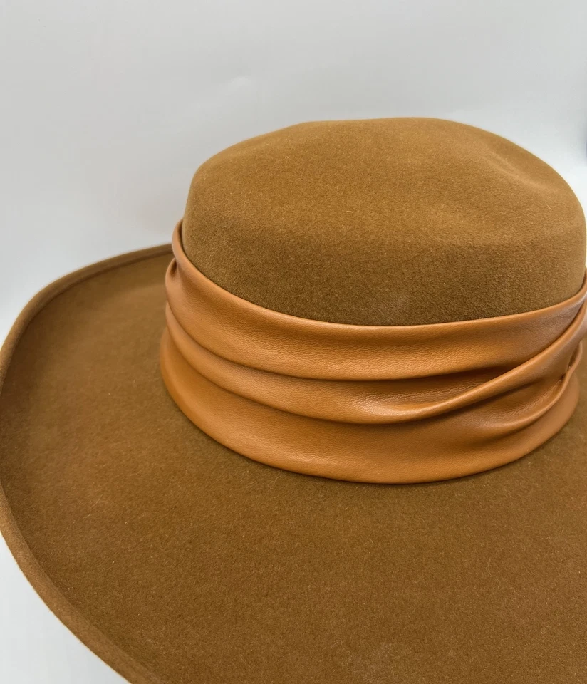 Chapéu Boater Patricia Underwood feltro marrom caramelo com pulseira de couro sintético tonal  - Imagem 2 de 4