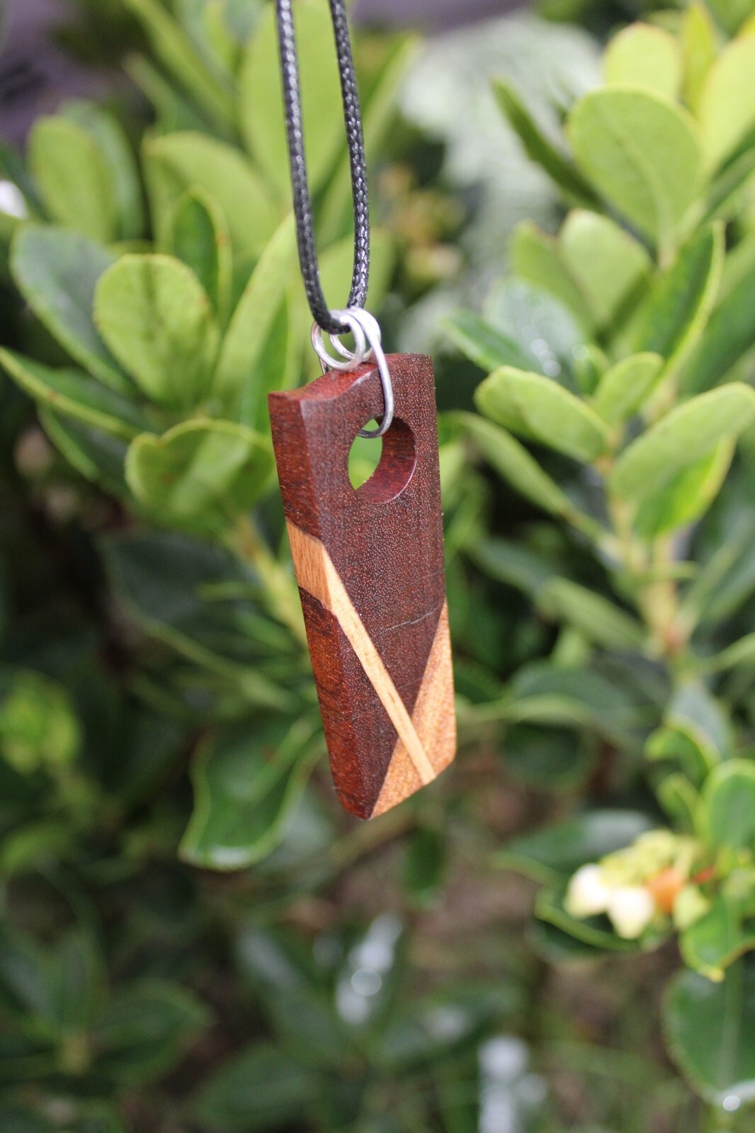 Pendentif TITAN en bois massif de noyer fabriqué à la main | Éclat Artisanal