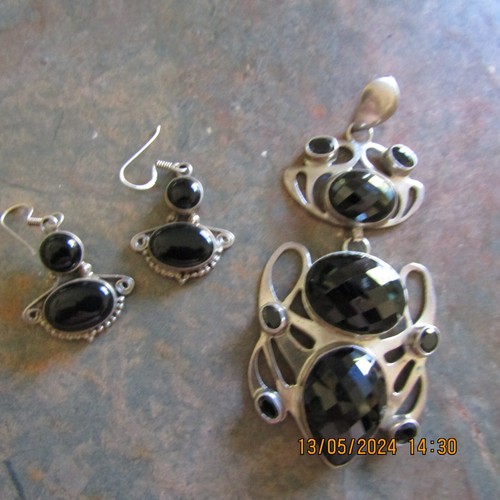 Silver and Black Onyx Pendant and Earrings - Picture 2 of 7