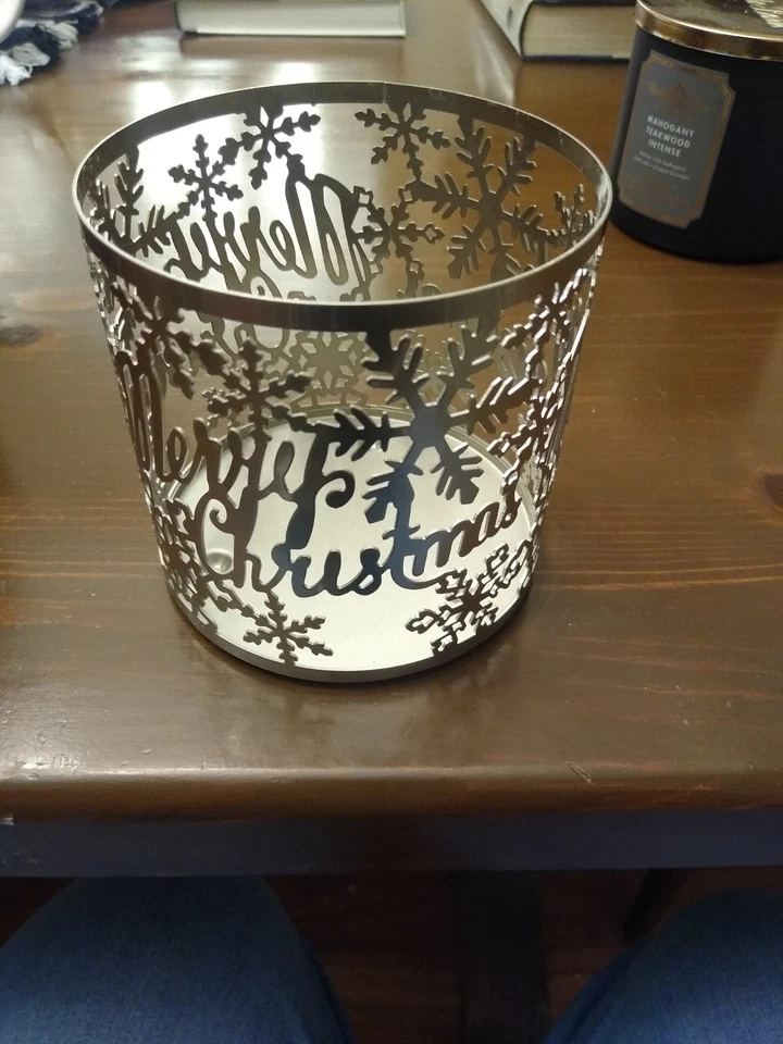 Candelabro Feliz Navidad para 3 velas de mecha. Acabado plateado. Foto 2 de 3