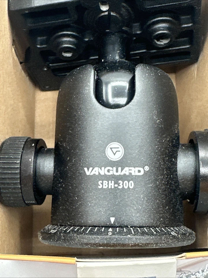 Vanguard SBH-300 Ball Head W/2 Bubble Levels Magnesium Alloy 70lbs max load. - Image 3 of 4
